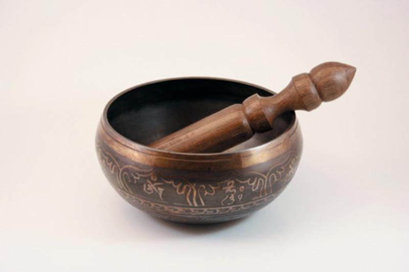 Omslag van Tibetaanse klankschaal met inlegwerk, incl. klankschaalstokje 550-750 gr, doorsnede 13,5 cm