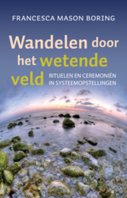 Omslag van Wandelen door het wetende veld