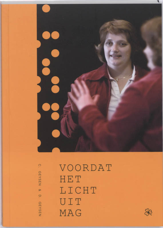 Omslag van Voordat het licht uit mag