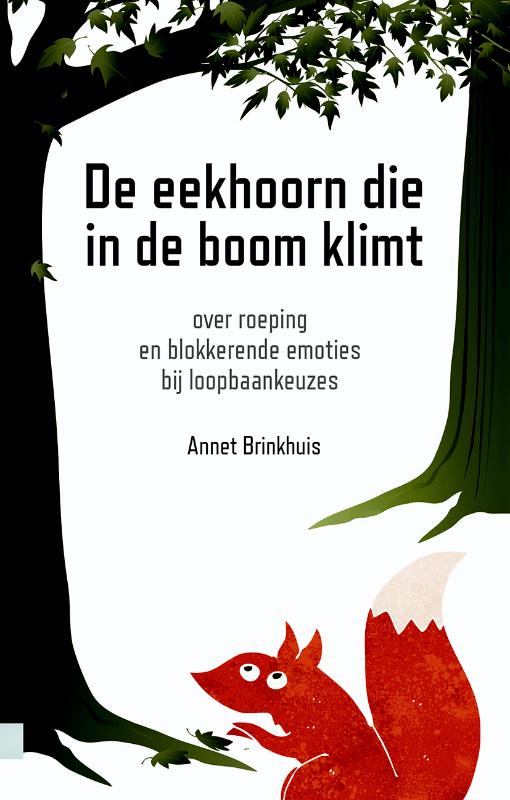 Omslag van De eekhoorn die in de boom klimt