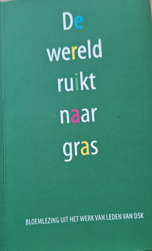Omslag van De wereld ruikt naar gras