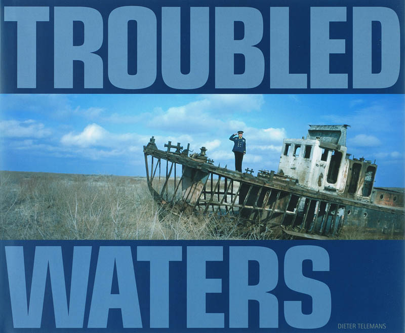 Omslag van Troubled waters