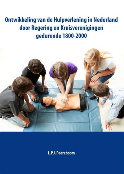 Omslag van Ontwikkeling van de hulpverlening in Nederland door regering en kruisverenigingen gedurende 1800-2000