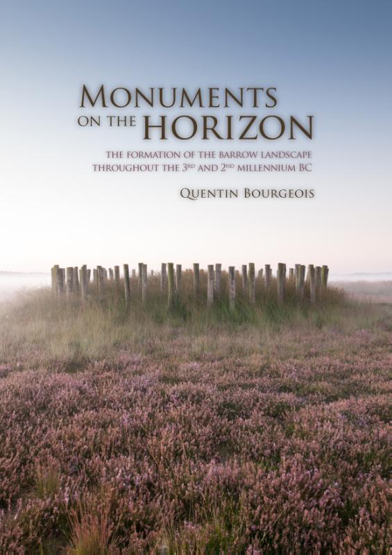 Omslag van Monuments on the horizon
