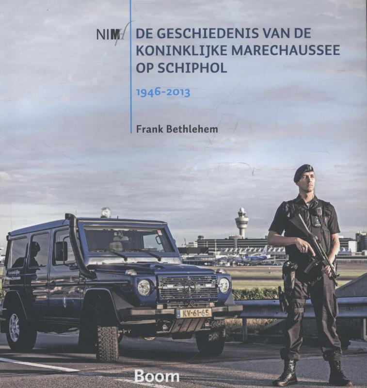 Omslag van De geschiedenis van de Koninklijke Marechaussee op Schiphol, 1946-2013