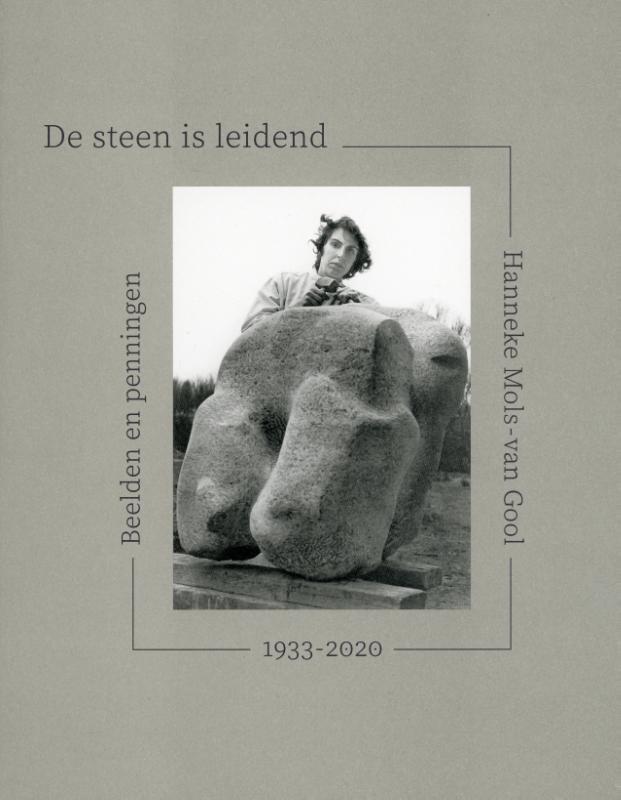 Omslag van De steen is leidend. Hanneke Mols-van Gool. 1933-2020. Beelden en Penningen