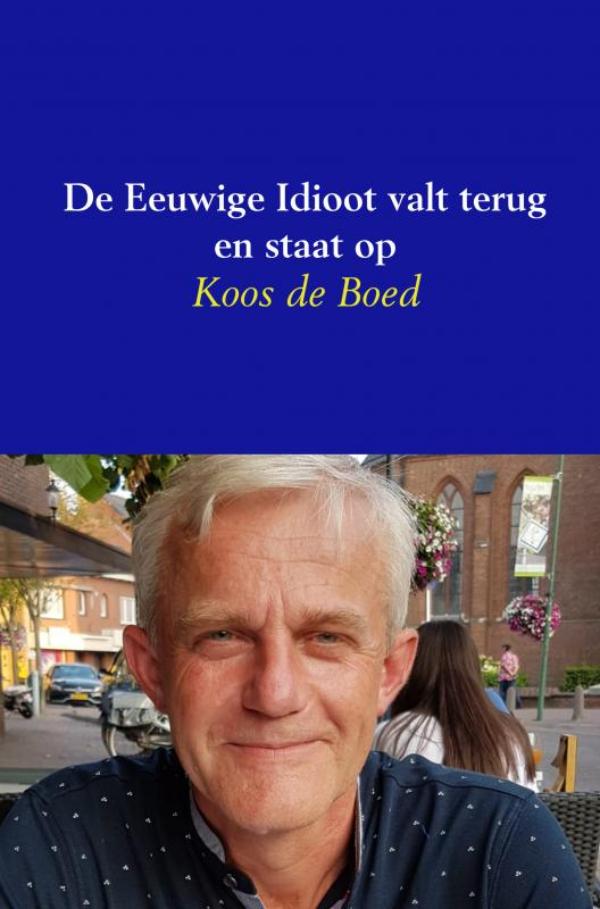 Omslag van De Eeuwige Idioot valt terug en staat op
