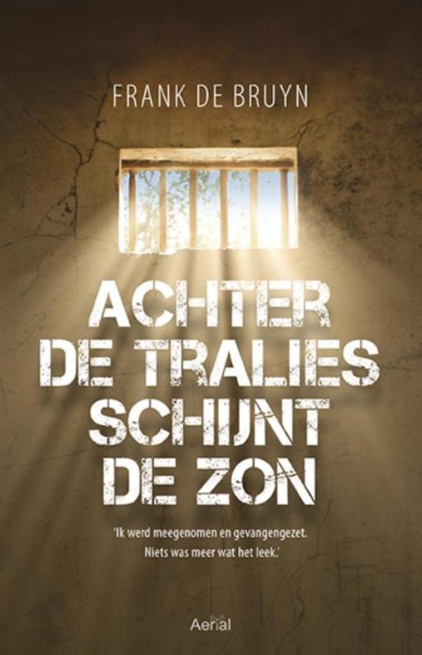 Omslag van Achter de tralies schijnt de zon