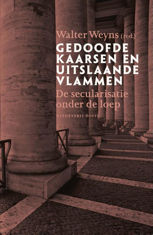Omslag van Gedoofde kaarsen en uitslaande vlammen