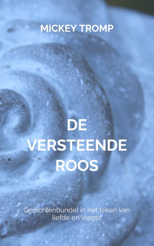 Omslag van DE VERSTEENDE ROOS