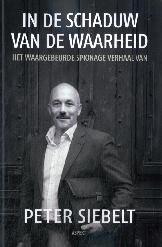 Omslag van In de schaduw van de waarheid