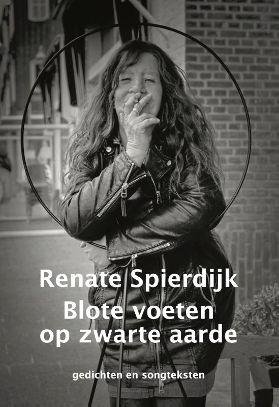 Omslag van Blote voeten op zwarte aarde