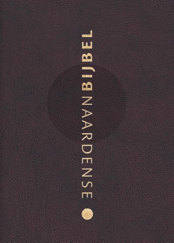 Omslag van Naardense Bijbel 2024 met DC, Wijnrood, gebonden leer