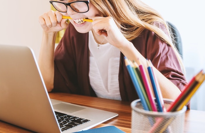 Una donna infastidita davanti a un computer