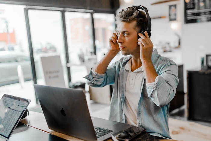 Pessoas que usam software de leitura em voz alta