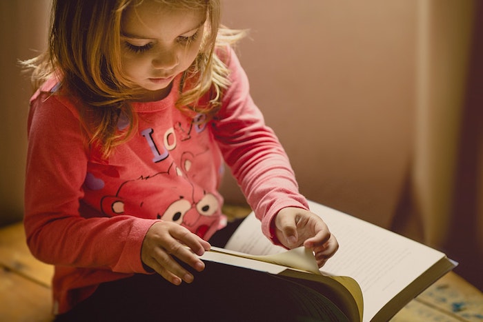 child-is-reading