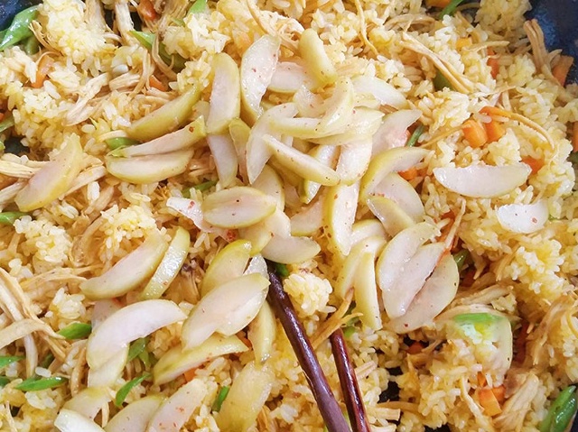 https://storage.googleapis.com/onelife-public/blog.onelife.vn/2021/10/cach-lam-com-chien-thit-ga-rau-cu-mon-chinh-841160135433.jpg