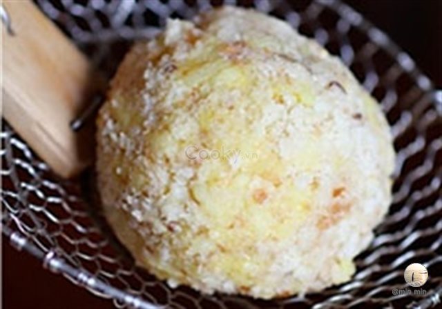 https://storage.googleapis.com/onelife-public/blog.onelife.vn/2021/10/cach-lam-com-chien-xu-kieu-banh-cam-mon-an-sang-825738183514.jpg
