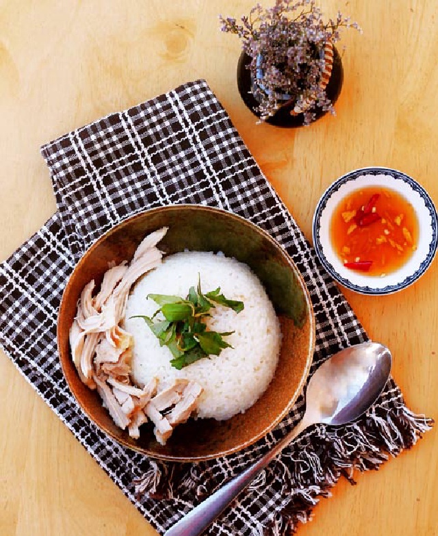 https://storage.googleapis.com/onelife-public/blog.onelife.vn/2021/10/cach-lam-com-ga-luoc-mon-an-sang-579674453964.jpg