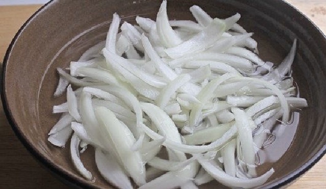 https://storage.googleapis.com/onelife-public/blog.onelife.vn/2021/10/cach-lam-com-ga-quang-nam-mon-an-sang-485270825844.jpg