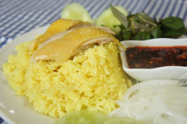 https://storage.googleapis.com/onelife-public/blog.onelife.vn/2021/10/cach-lam-com-ga-quang-nam-mon-an-sang-837765547692.jpg