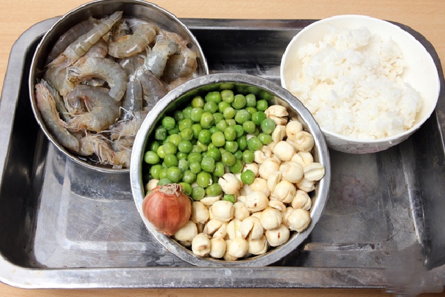 https://storage.googleapis.com/onelife-public/blog.onelife.vn/2021/10/cach-lam-com-hap-la-sen-mon-an-sang-831487337590.jpg