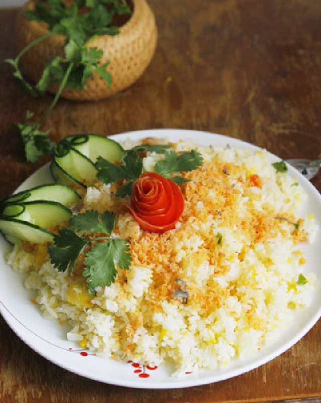 https://storage.googleapis.com/onelife-public/blog.onelife.vn/2021/10/cach-lam-com-rang-tay-thi-mon-an-sang-128438705039.jpg