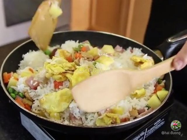 https://storage.googleapis.com/onelife-public/blog.onelife.vn/2021/10/cach-lam-com-rang-thom-hawaii-mon-an-sang-534587920200.jpg
