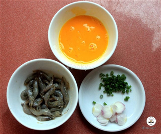 https://storage.googleapis.com/onelife-public/blog.onelife.vn/2021/10/cach-lam-com-rang-tom-trung-mon-an-sang-555332938015.jpg