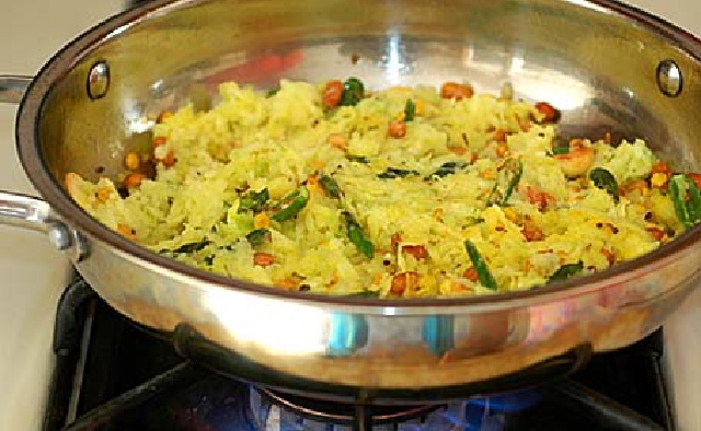 https://storage.googleapis.com/onelife-public/blog.onelife.vn/2021/10/cach-lam-com-rang-xoai-mon-an-sang-656680855429.jpg