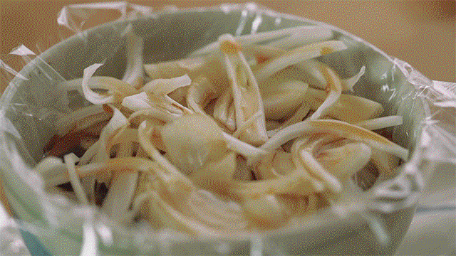 https://storage.googleapis.com/onelife-public/blog.onelife.vn/2021/10/cach-lam-com-thit-ran-katsudon-mon-chinh-334439852576.gif