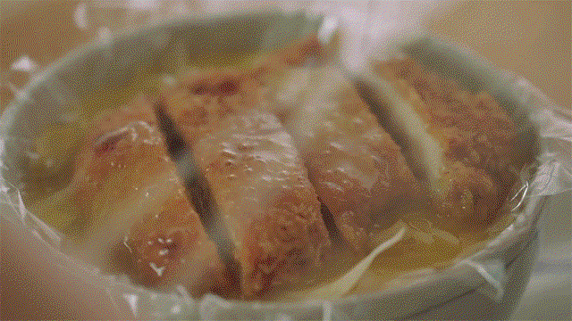 https://storage.googleapis.com/onelife-public/blog.onelife.vn/2021/10/cach-lam-com-thit-ran-katsudon-mon-chinh-381349390073.gif