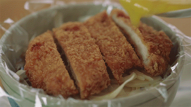 https://storage.googleapis.com/onelife-public/blog.onelife.vn/2021/10/cach-lam-com-thit-ran-katsudon-mon-chinh-393268101672.gif