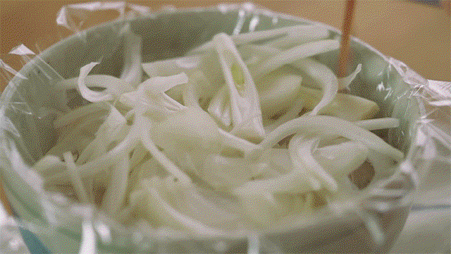 https://storage.googleapis.com/onelife-public/blog.onelife.vn/2021/10/cach-lam-com-thit-ran-katsudon-mon-chinh-548308847004.gif