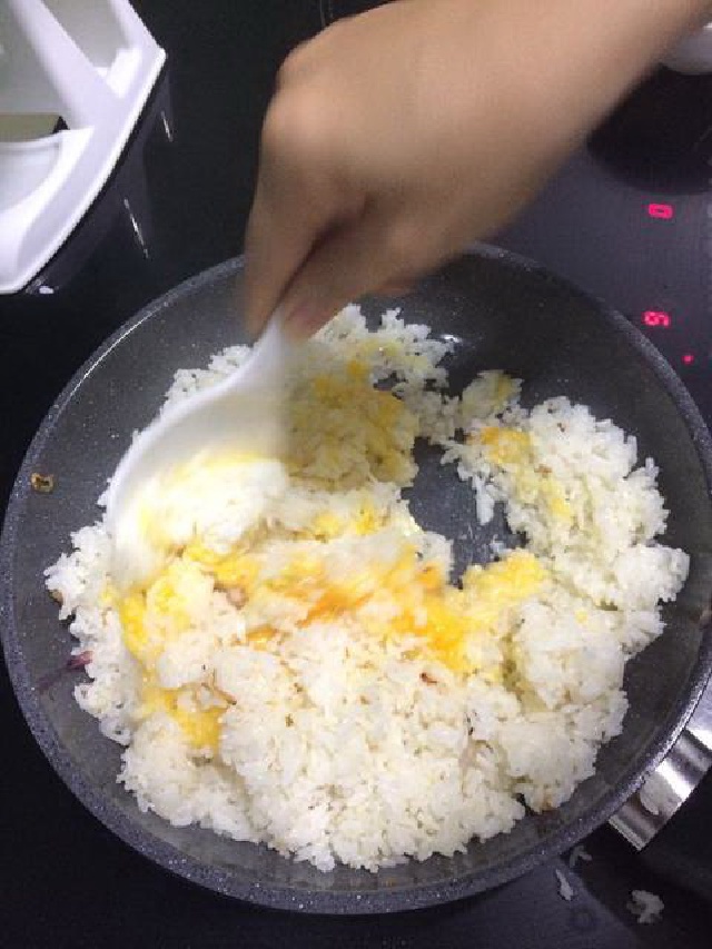 https://storage.googleapis.com/onelife-public/blog.onelife.vn/2021/10/cach-lam-com-trang-chien-trung-mon-an-sang-387130707244.jpg