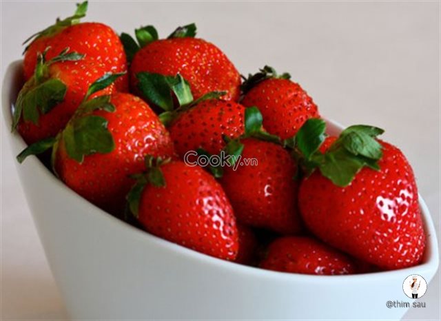 https://storage.googleapis.com/onelife-public/blog.onelife.vn/2021/10/cach-lam-keo-dau-tay-caramel-mon-trang-mieng-856182240942.jpeg