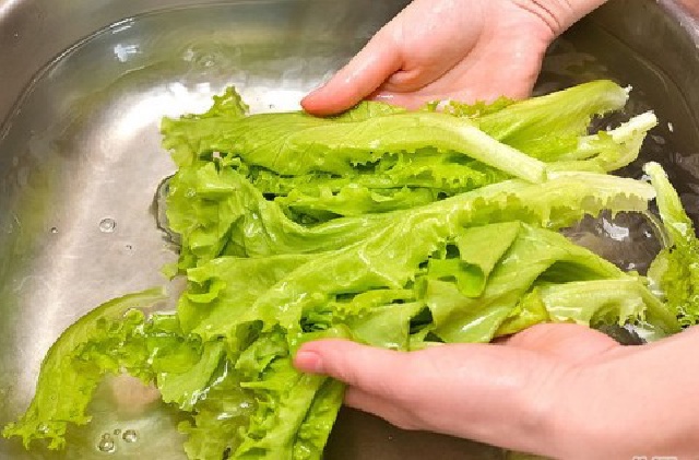 https://storage.googleapis.com/onelife-public/blog.onelife.vn/2021/10/cach-lam-salad-bap-cai-tim-mon-khai-vi-794901792099.jpeg