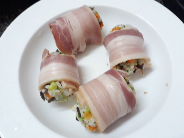 https://storage.googleapis.com/onelife-public/blog.onelife.vn/2021/11/cach-lam-bacon-cuon-com-me-ap-chao-mon-chinh-887316159252.jpg