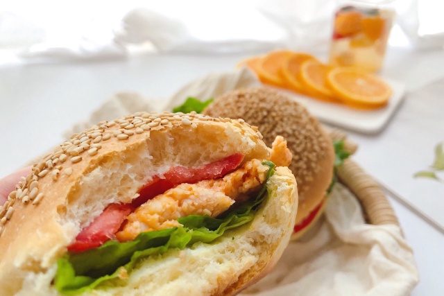 https://storage.googleapis.com/onelife-public/blog.onelife.vn/2021/11/cach-lam-banh-hamburger-ga-banh-banh-ngot-476679485583.jpeg