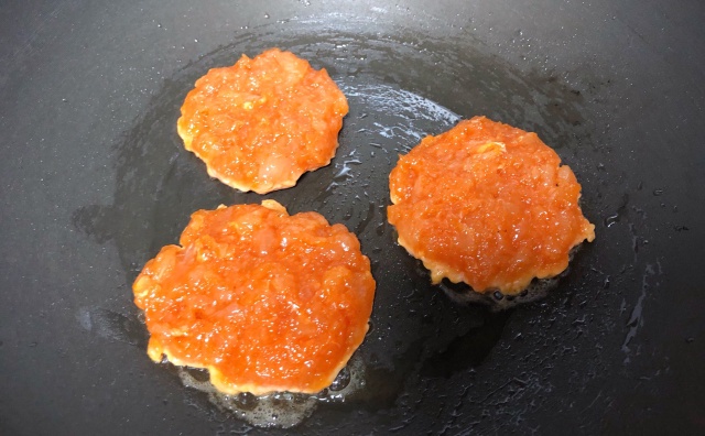 https://storage.googleapis.com/onelife-public/blog.onelife.vn/2021/11/cach-lam-banh-hamburger-ga-banh-banh-ngot-528816296976.jpeg