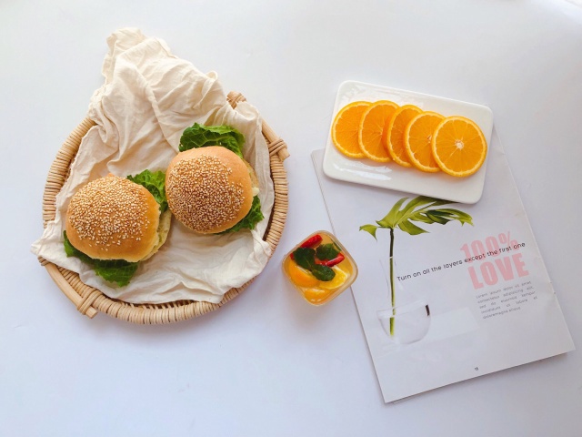 https://storage.googleapis.com/onelife-public/blog.onelife.vn/2021/11/cach-lam-banh-hamburger-ga-banh-banh-ngot-906125621087.jpeg