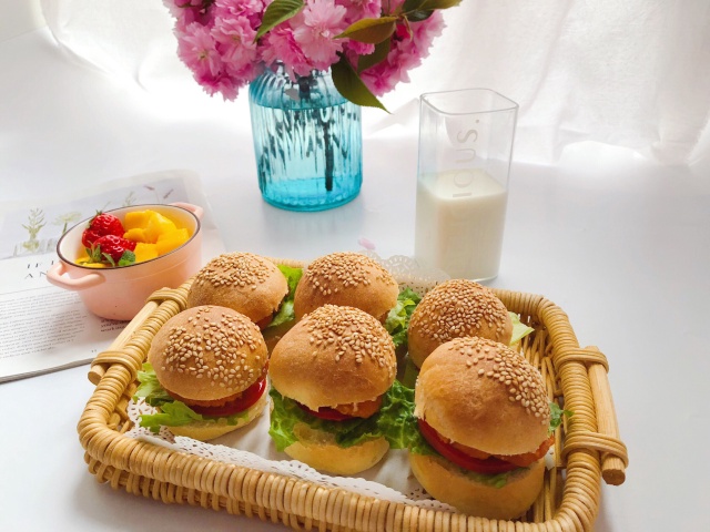 https://storage.googleapis.com/onelife-public/blog.onelife.vn/2021/11/cach-lam-banh-hamburger-ga-banh-banh-ngot-916227829186.jpeg