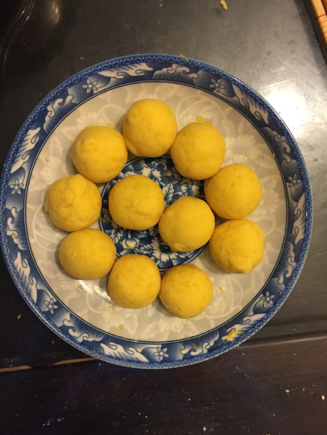 https://storage.googleapis.com/onelife-public/blog.onelife.vn/2021/11/cach-lam-banh-khoai-lang-vien-chien-gion-banh-banh-ngot-468309467672.jpeg