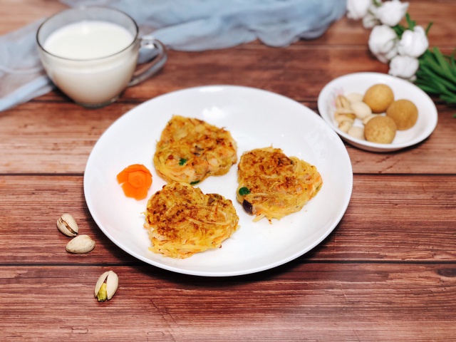https://storage.googleapis.com/onelife-public/blog.onelife.vn/2021/11/cach-lam-banh-khoai-tay-chien-tom-banh-banh-ngot-955931002453.jpeg