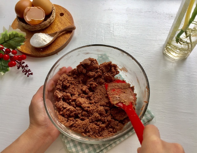 https://storage.googleapis.com/onelife-public/blog.onelife.vn/2021/11/cach-lam-banh-quy-chocolate-chocolate-chip-cookie-banh-banh-ngot-409825009000.jpeg