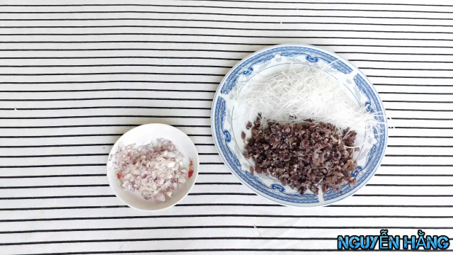 https://storage.googleapis.com/onelife-public/blog.onelife.vn/2021/11/cach-lam-cha-trung-kieu-com-tam-mon-chinh-562264804524.png