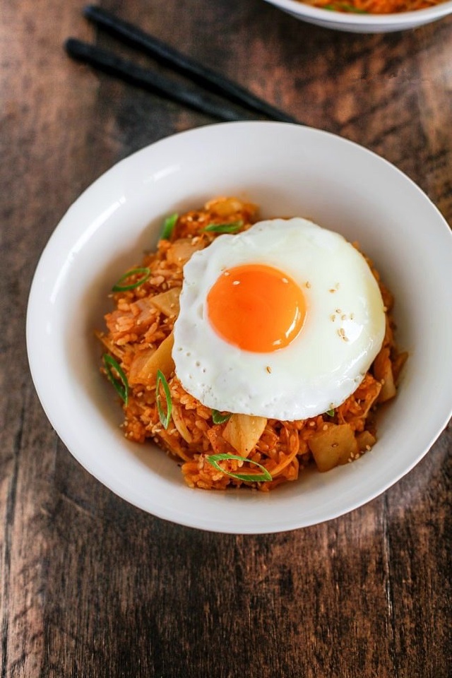 https://storage.googleapis.com/onelife-public/blog.onelife.vn/2021/11/cach-lam-com-chien-kimchi-han-quoc-mon-an-sang-454788838513.jpg