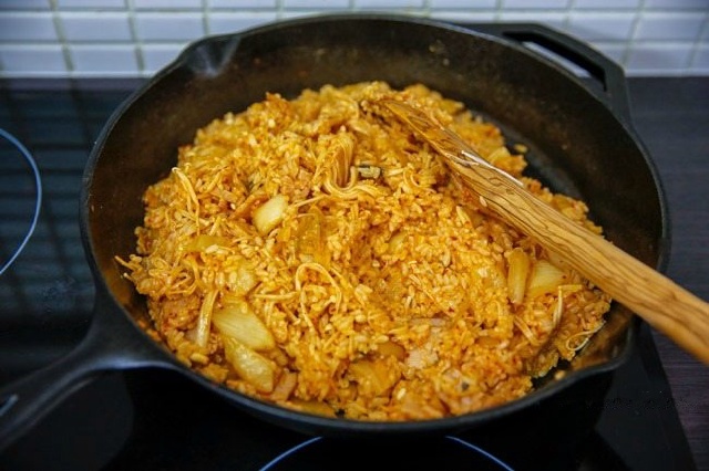 https://storage.googleapis.com/onelife-public/blog.onelife.vn/2021/11/cach-lam-com-chien-kimchi-han-quoc-mon-an-sang-911506771805.jpg
