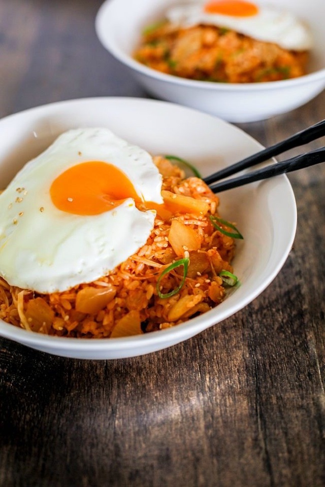 https://storage.googleapis.com/onelife-public/blog.onelife.vn/2021/11/cach-lam-com-chien-kimchi-han-quoc-mon-an-sang-957968281956.jpg