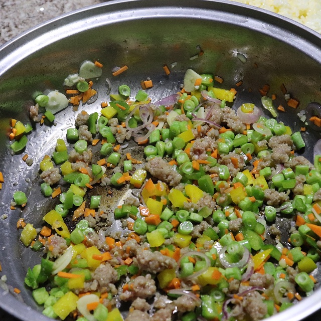 https://storage.googleapis.com/onelife-public/blog.onelife.vn/2021/11/cach-lam-com-chien-ot-chuong-thit-bam-mon-chinh-591491789079.jpg
